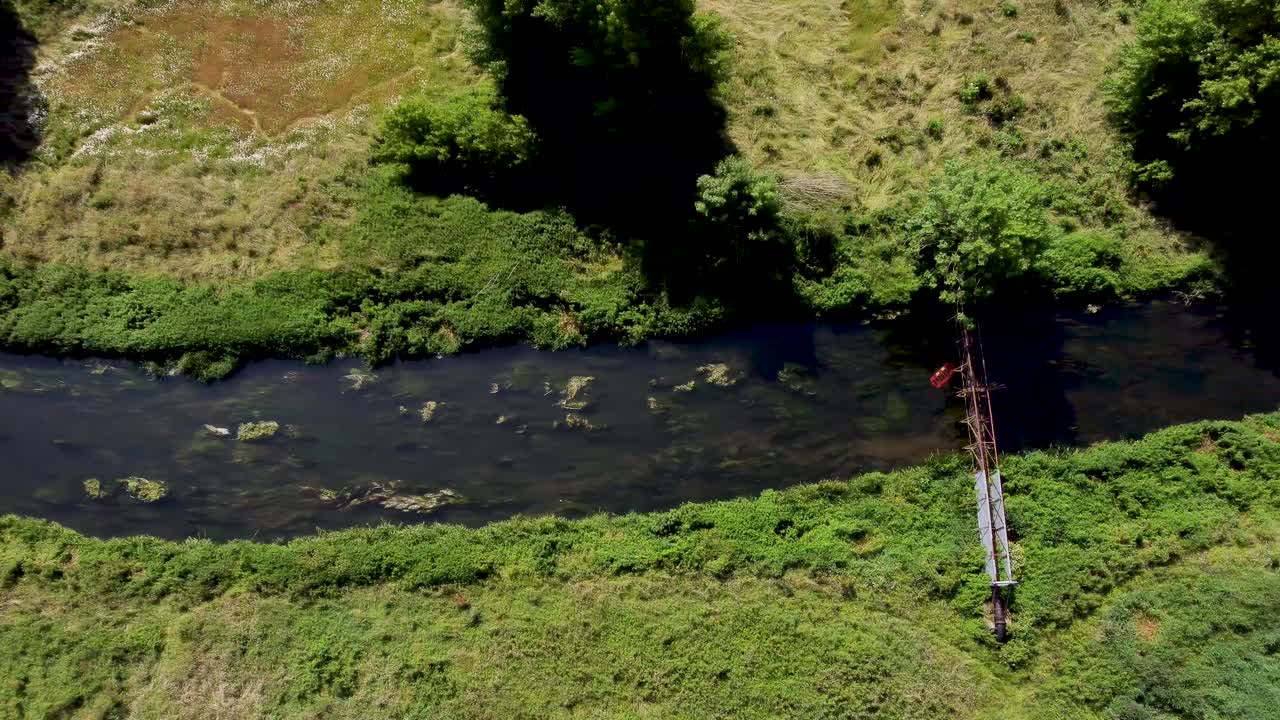 un puente de metal que cruza el río stour en canterbury, kent