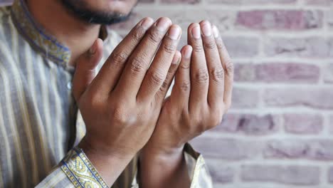 Muslim-man-praying-during-ramadan