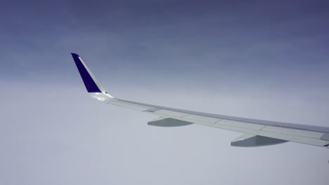 Dunstiger-Blick-Auf-Den-Himmel-Aus-Flugzeugfenstern