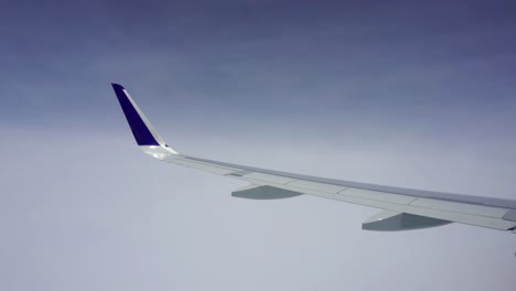 Vista-Del-Cielo-Brumoso-Desde-Las-Ventanas-Del-Avión