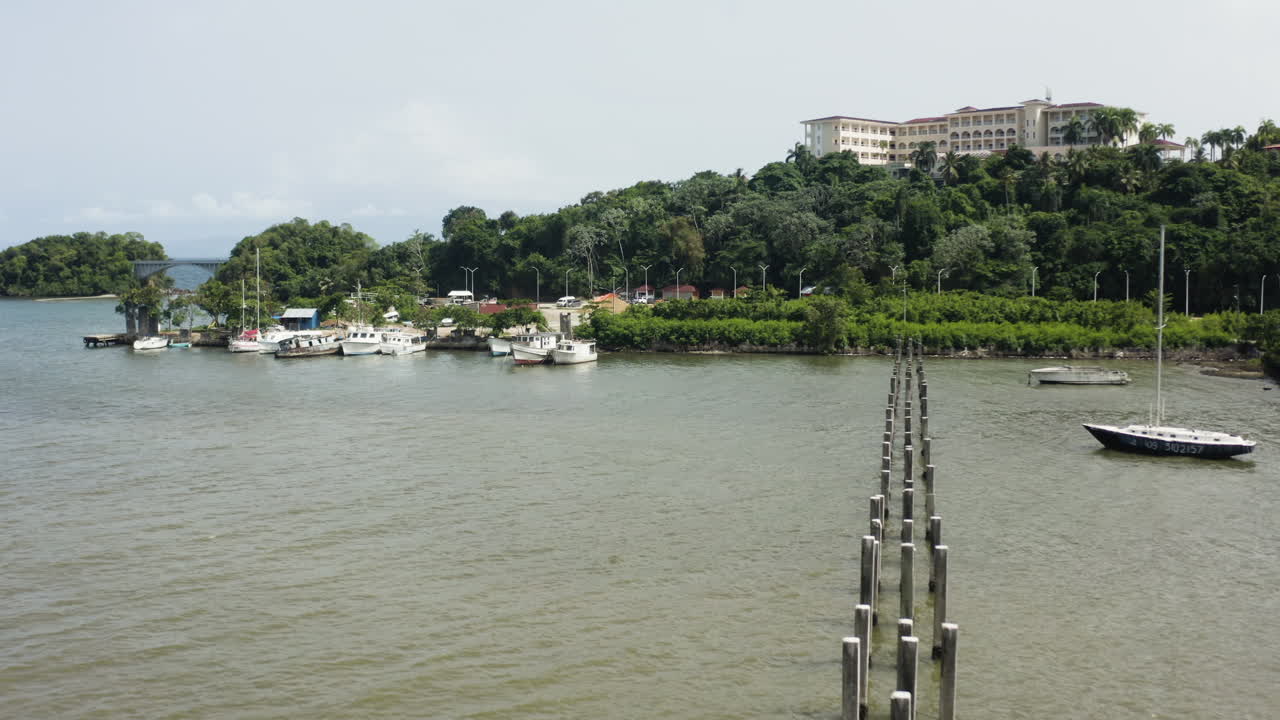 사마나 정박지와 도미니카 공화국의 작은 섬으로 가는 유서 깊은 인도교의 공중 전망