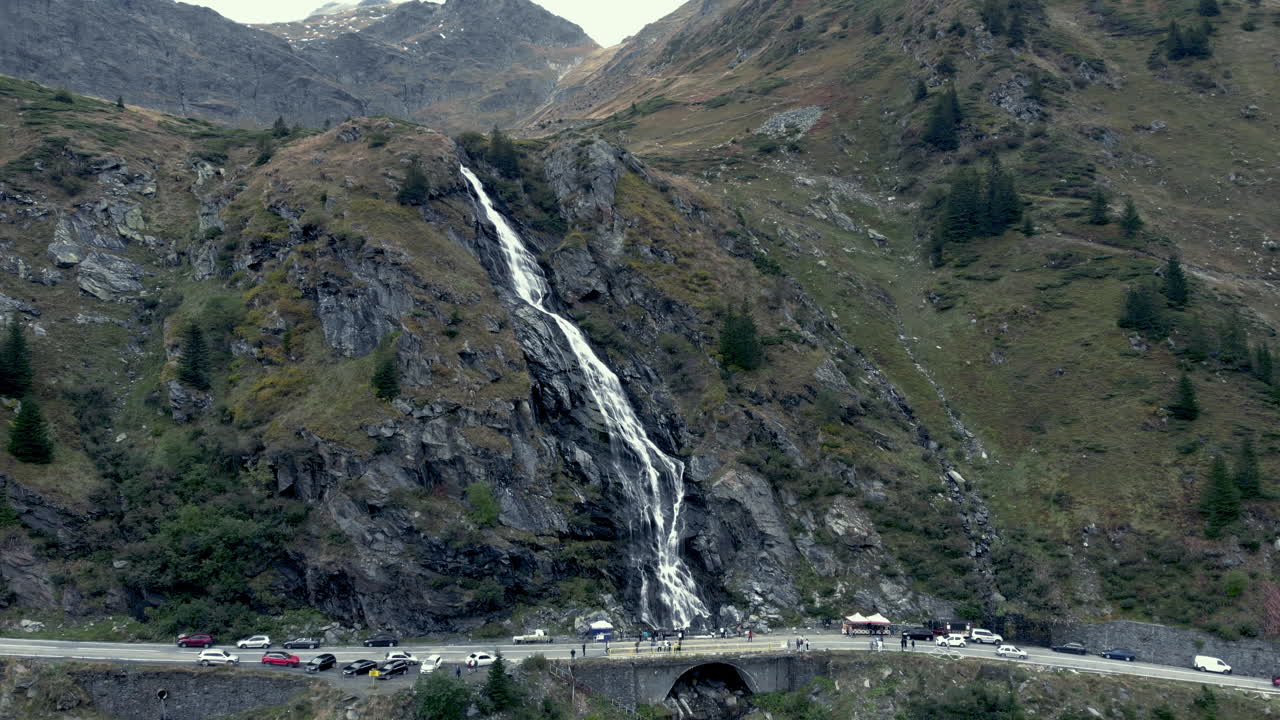 Bella cascata a bordo strada