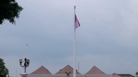 bandera indonesia en el palacio presidencial de yogyakarta