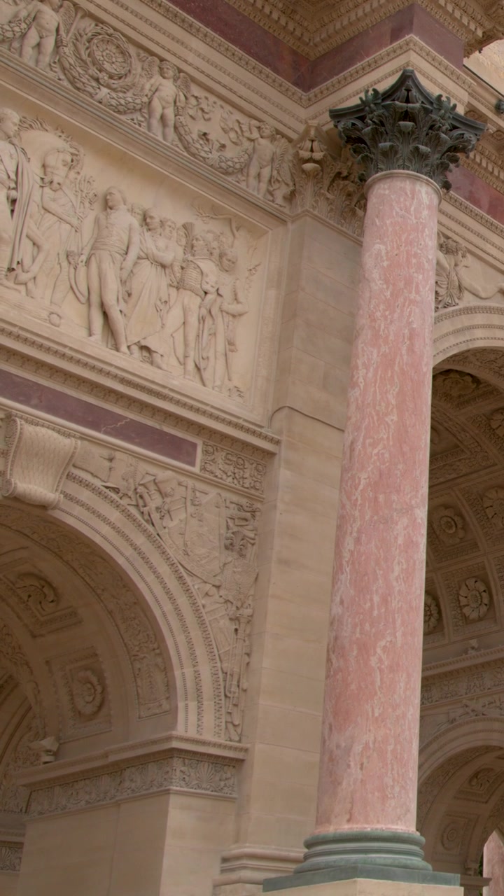 Vista dal basso di colonne di marmo e intricati intagli in pietra all'Arco di Trionfo del Carrousel