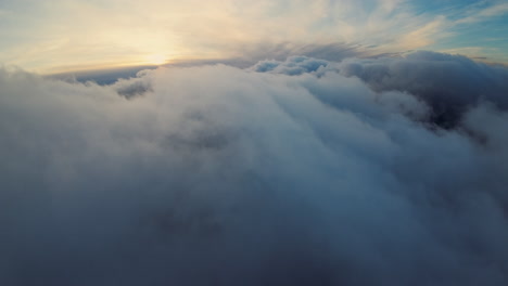 In-Den-Wolken-Der-Sonne-Entgegenfliegen