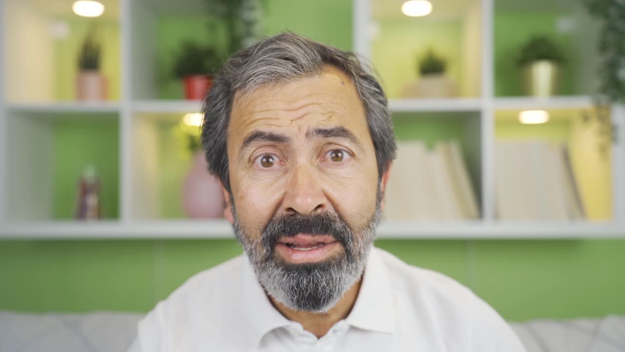 혼란스럽고 놀란 채로 카메라를 보는 성숙한 남자의 클로즈업.