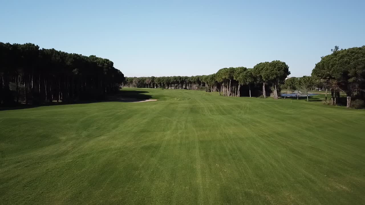 터키의 녹색 및 생생한 골프 코스 필드 위를 빠르게 비행