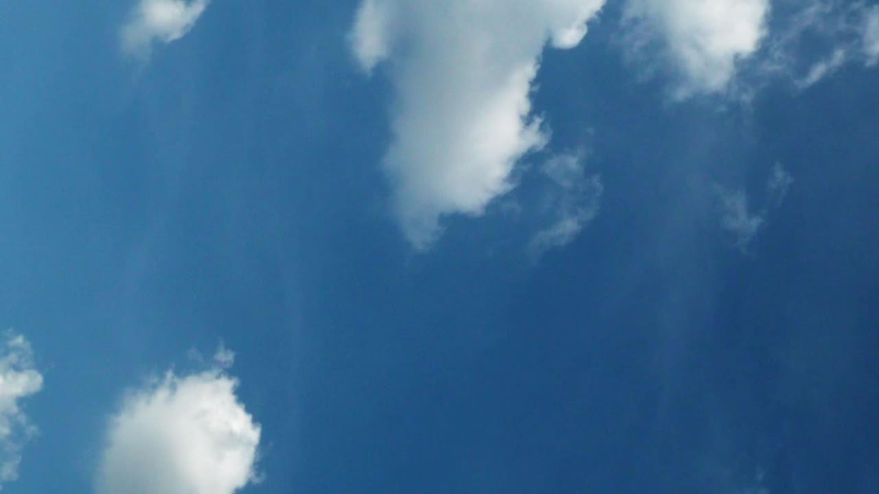 구름과 햇빛이 있는 맑고 푸른 하늘