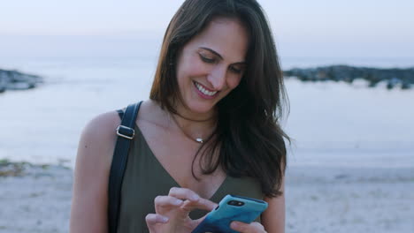 Mujer,-Viaje-Y-Teléfono-Inteligente-En-La-Playa