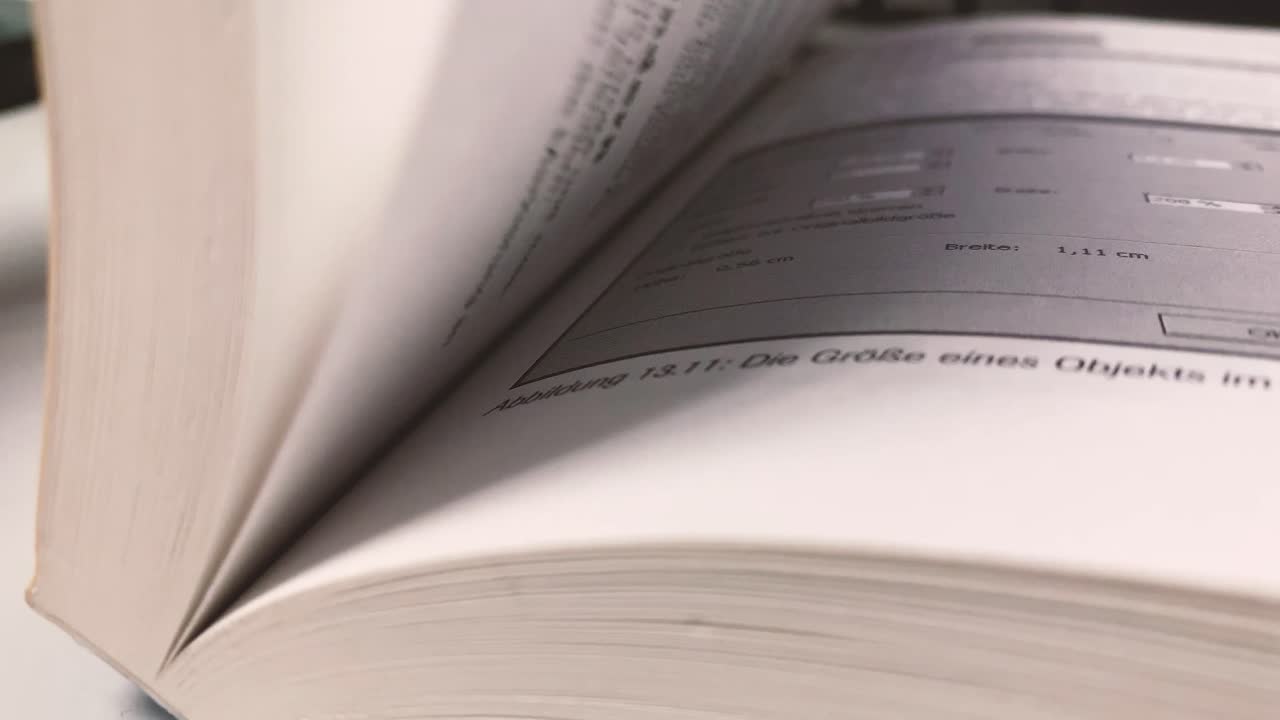 hojeando un libro de cerca 2