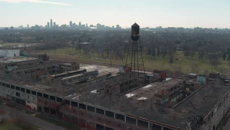 Vista-Aérea-De-La-Dilapidada-Planta-Automotriz-Packard-En-Detroit,-Michigan