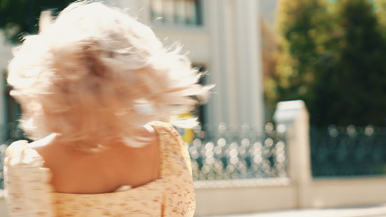 노란색 꽃 드레스를 입은 금발 여자