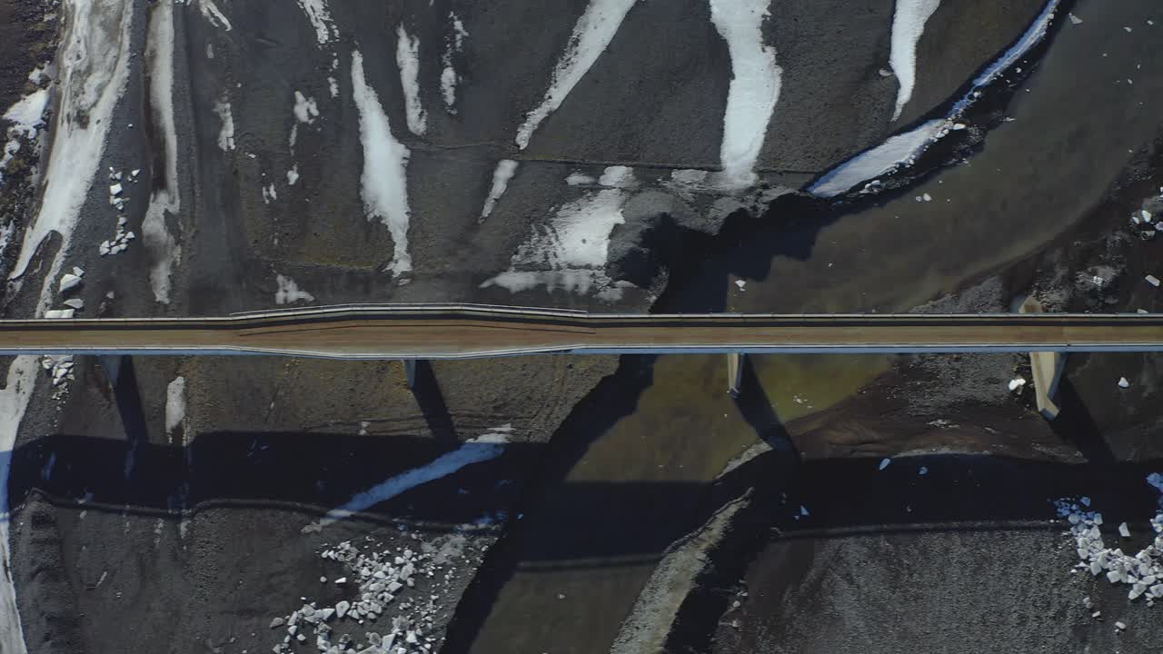 conducción de automóviles en el puente sobre el río nupsvotn en islandia