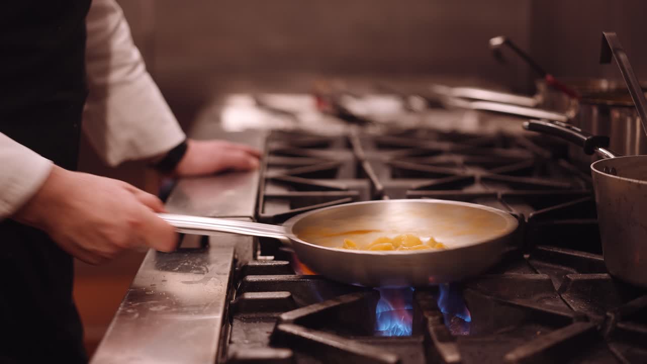Guarda uno chef esperto preparare un delizioso raviolo con ingredienti freschi in una cucina di ristorante