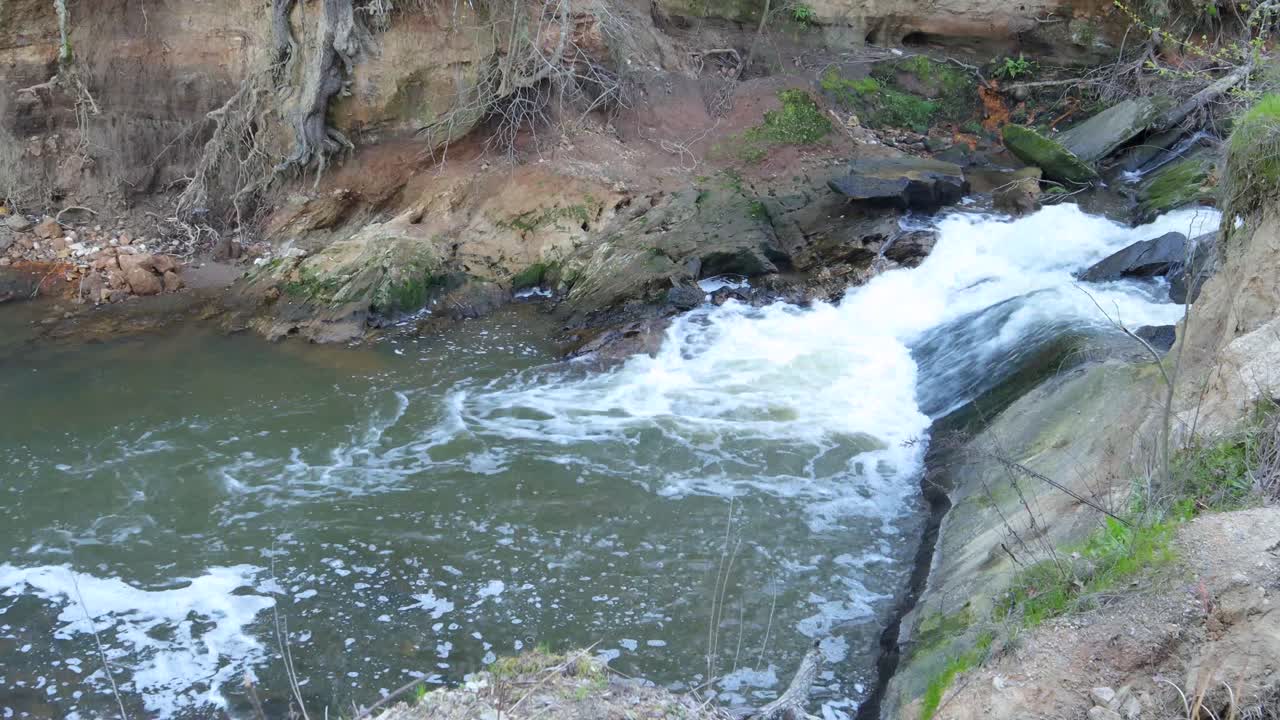 사바나 급류 파빌리온 하천으로 흐르는 물