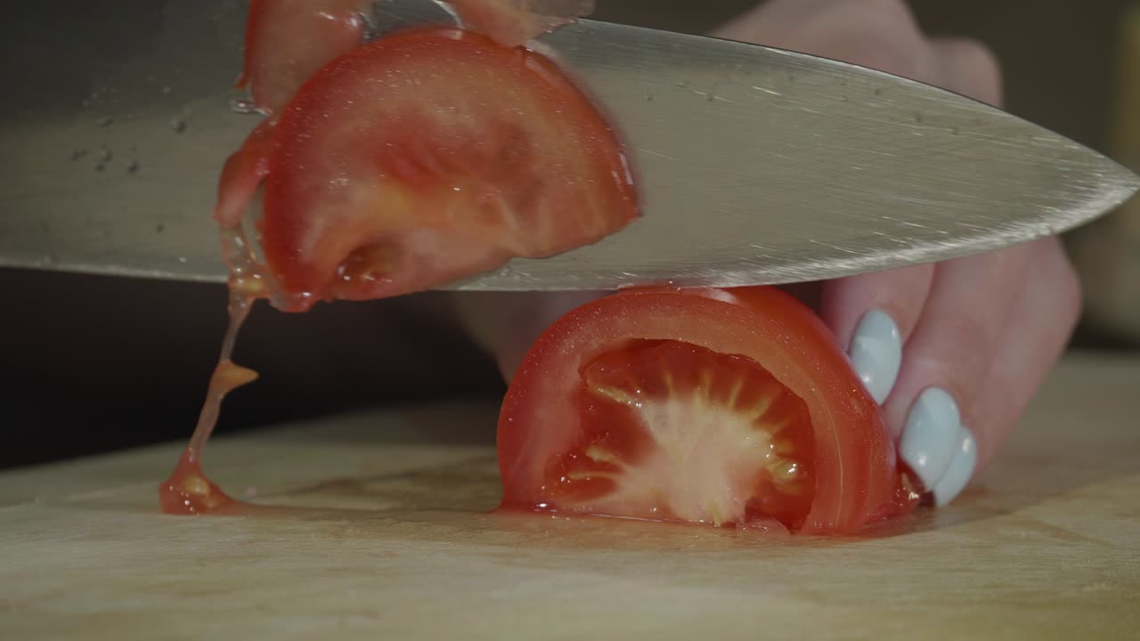 칼로 토마토를 잘라내는 것