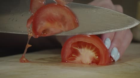 cortar tomates con un cuchillo
