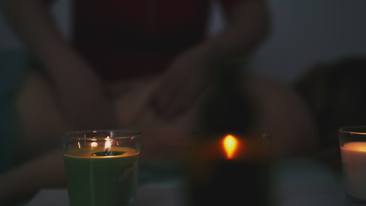 uno specialista in uniforme massaggia la signora nella stanza buia.