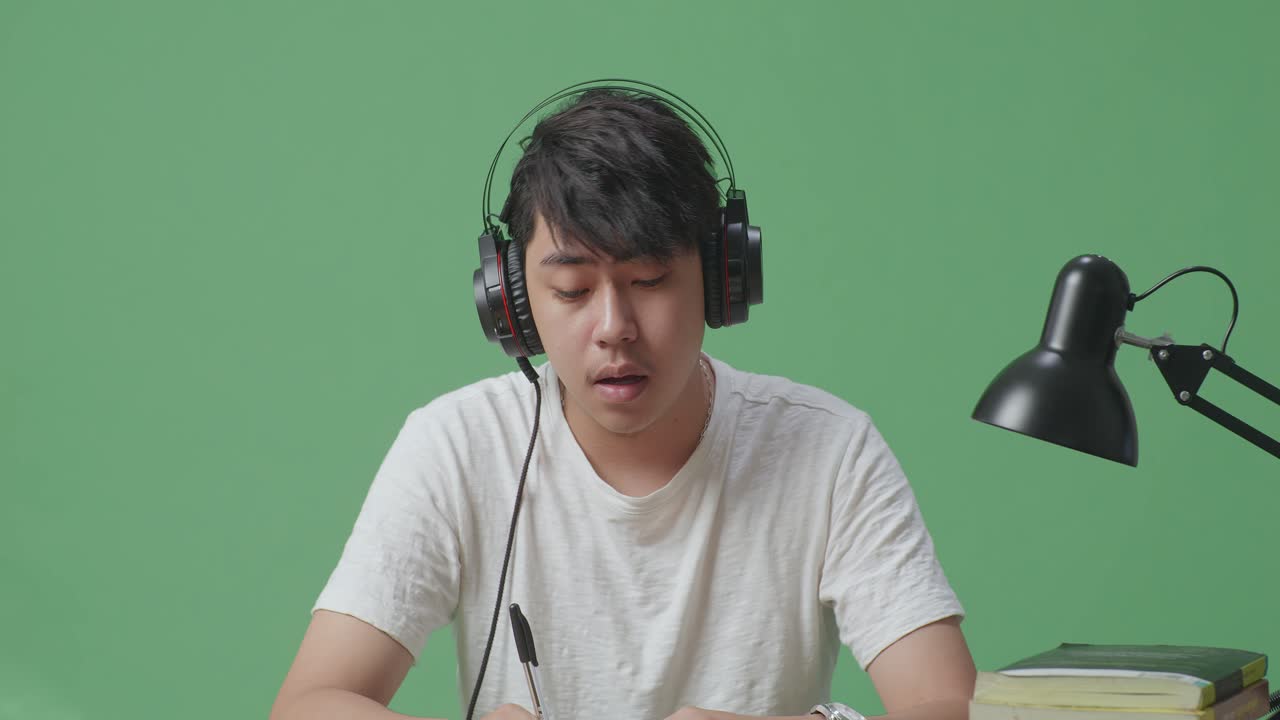 공부하고 음악을 즐기는 학생