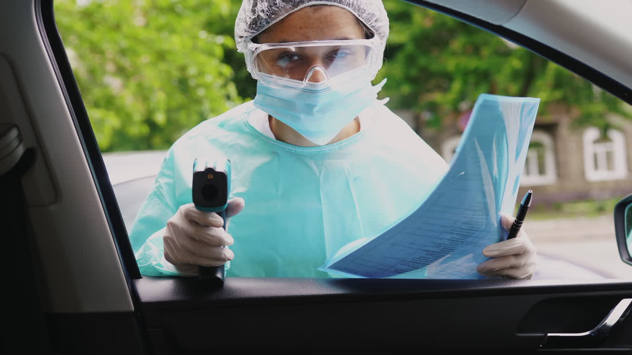 comprobación de la temperatura en la ventana del coche