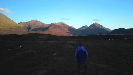 Silueta-De-Excursionista-Y-Cordillera-Iluminada-Por-La-Luz-Del-Amanecer-En-La-Isla-De-Skye-Escocia