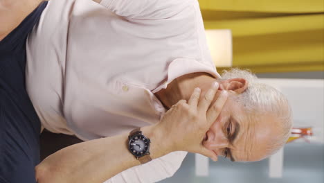 vídeo vertical del viejo hombre de pensamiento pesimista.