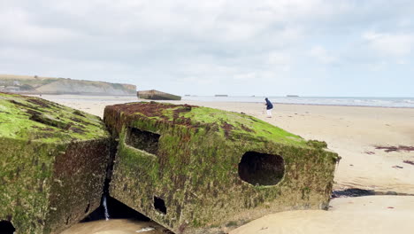 búnker destruido en la playa en normandía durante un día brumoso en francia