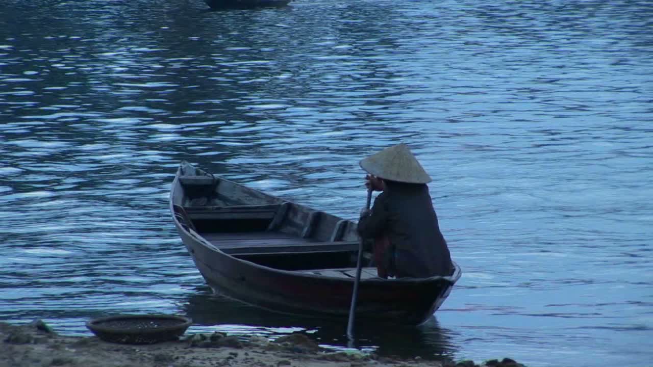 배는 베트남에서 강을 건너 노를 젓는다