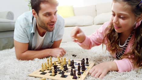 Padre-E-Hija-Jugando-Ajedrez-En-La-Sala-De-Estar