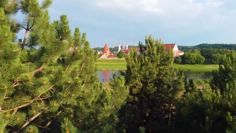 Vista-Aérea-Panorámica-Mística-De-La-Región-Del-Castillo-Medieval-De-Kaunas,-Kaunas,-Lituania