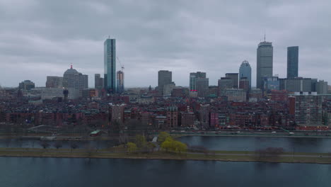 Rutsche-Von-Backsteinfassaden-Von-Mehrfamilienhäusern-In-Der-Wohngegend-Back-Bay-Am-Charles-River.-Bürohochhäuser-In-Der-Innenstadt-Im-Hintergrund.-Boston,-USA