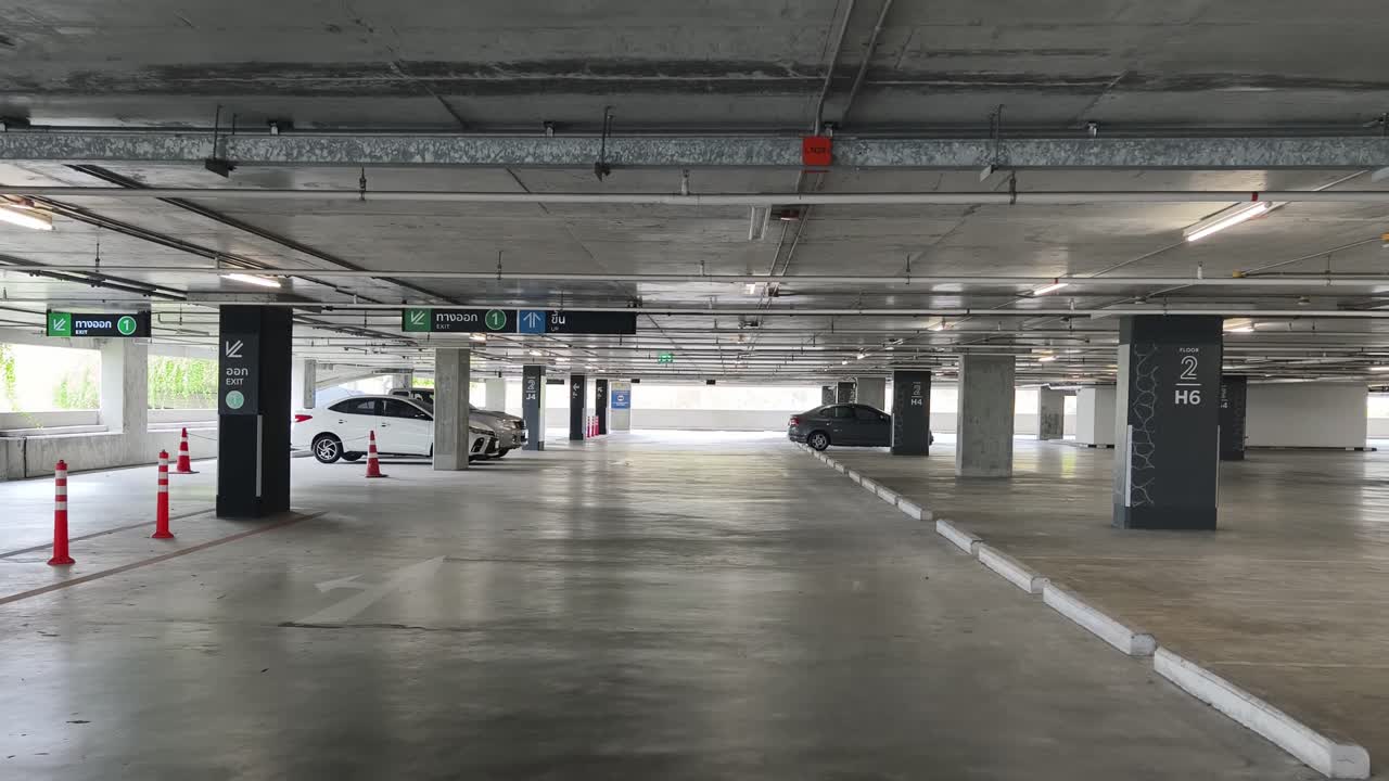 빈 지하 주차장