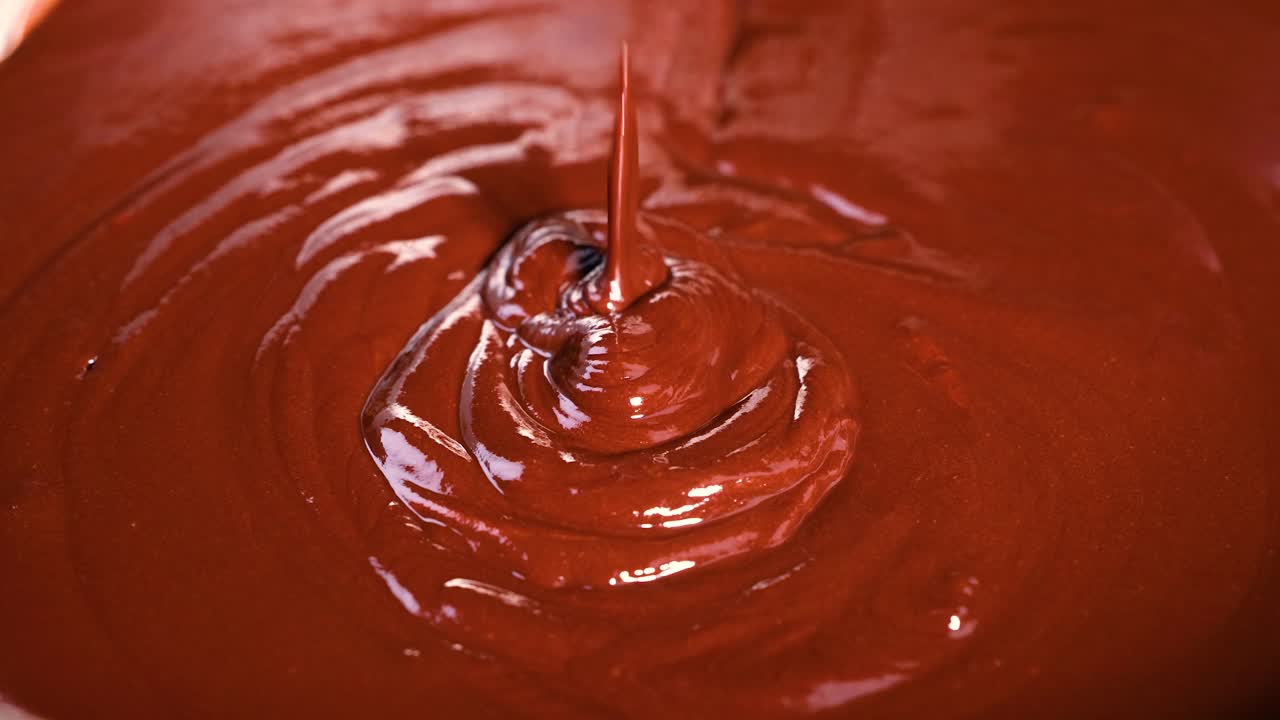 Gocce di cioccolato lisce che si sciolgono in un liquido denso