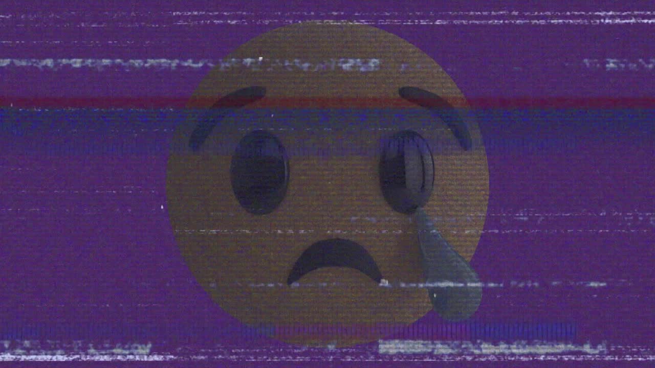 animación del icono de emoji triste sobre la pantalla con ruido