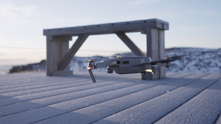 Drone in fase di decollo in un paesaggio invernale.