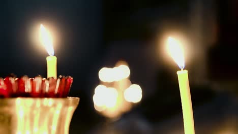 velas encendidas en un candelabro