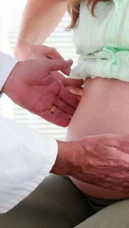 mujer embarazada siendo examinada por un médico