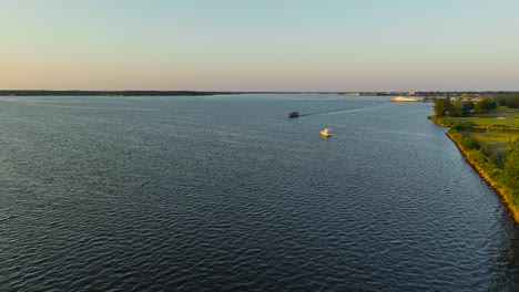 Ein-Paar-Kleine-Boote-Tummelten-Sich-Im-Wasser