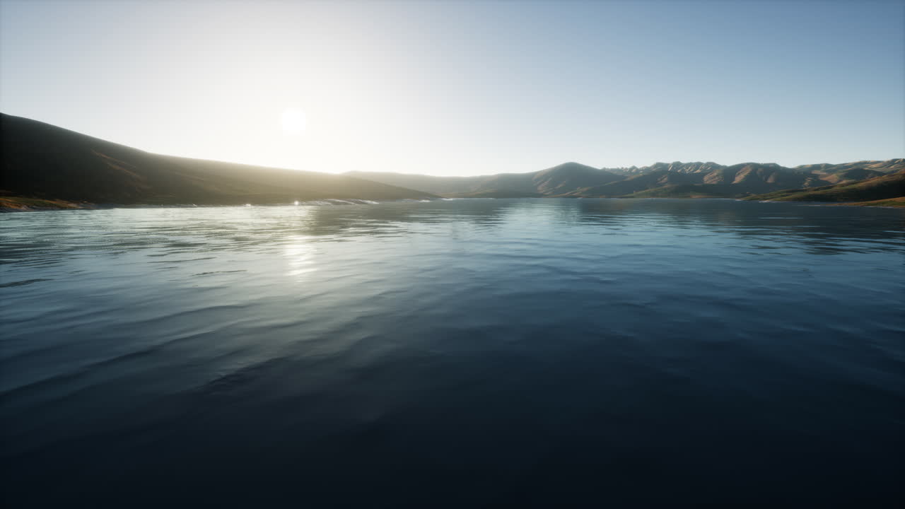 해가 지는 아름다운 평온한 호수