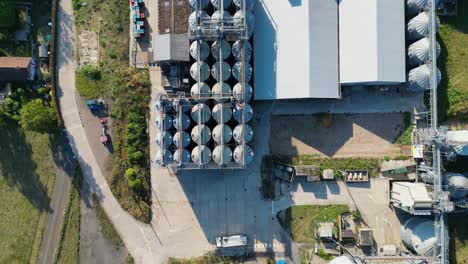 Vogelperspektive,-Die-Die-Oberseiten-Der-Silbernen-Metallsilos-Zeigt