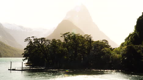 Pequeña-Bahía-De-Muelle-En-El-Centro-De-Visitantes-De-Milford-Sound