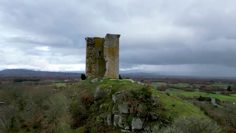 El-Levantamiento-Aéreo-Revela-La-Torre-De-Sandiás-Y-El-Paisaje-épico-De-Ourense,-España.