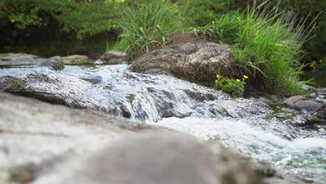 Kleiner,-Schnell-Strömender-Strom-Auf-Einem-Kleinen-Wasserfall,-Der-Tropfen-Im-Loch-Lomond,-Schottland,-Spritzt