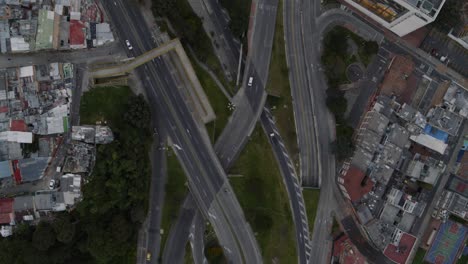 Toma-De-Arriba-Hacia-Abajo-Con-Drones-Del-Tráfico-De-Automóviles-En-Las-Carreteras-De-Bogotá,-Colombia-Al-Atardecer