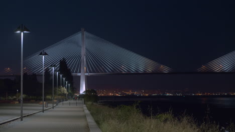 vista nocturna de lisboa con el puente vasco da gama en portugal