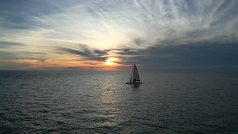 Umrunden-Eines-Segelboots-Vor-Der-Küste-Von-Clearwater-Beach-Bei-Sonnenuntergang-Mit-Der-Stadt-Im-Hintergrund