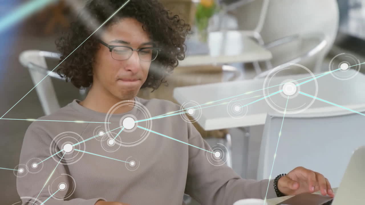 animación de la red de conexiones sobre el hombre caucásico hablando en el teléfono inteligente