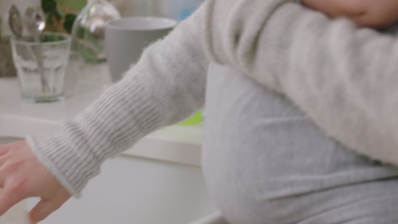 집에서 아기를 안고 있는 어머니 피곤한 신생아를 진정시키고 부드럽게 진정시키고 불안한 유아를 양육하고 아이를 사랑하는 어머니는 모성애를 즐긴다