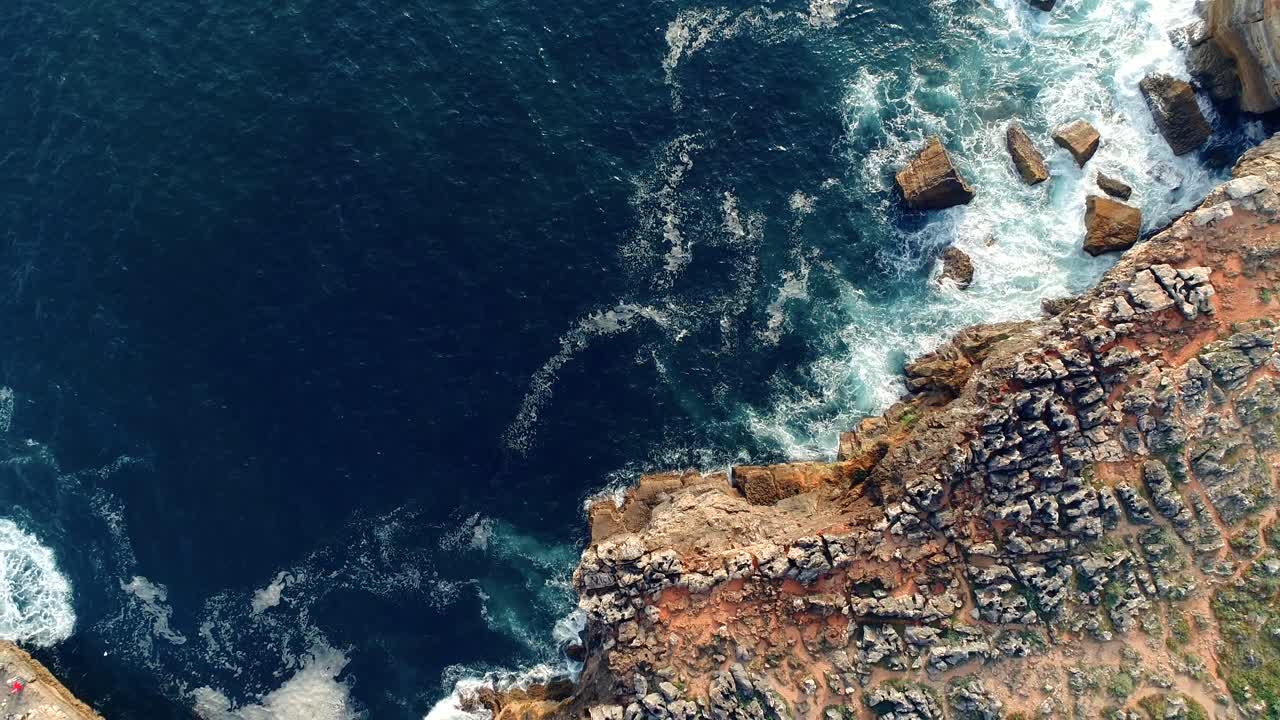 Splendide onde marine si infrangono sulle rocce.