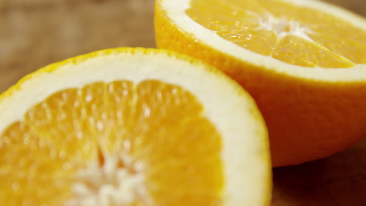 primer plano de limas dulces divididas por la mitad